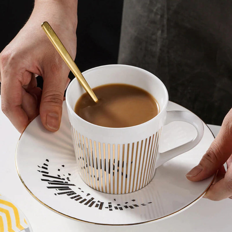 Un café stylé avec une tasse qui dévoile un secret