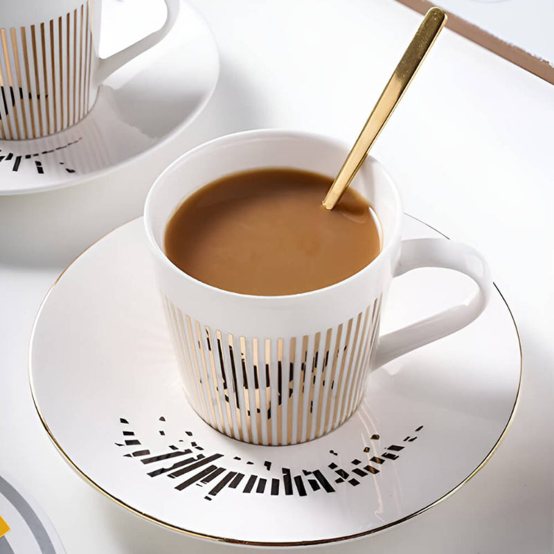 Un café stylé avec une tasse qui dévoile un secret