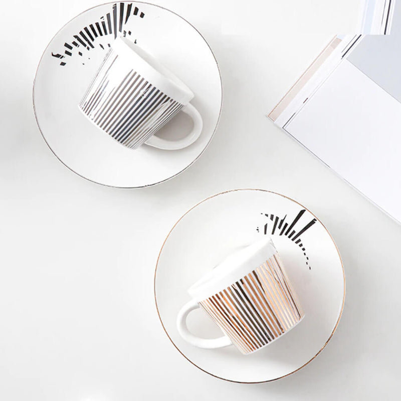 Un café stylé avec une tasse qui dévoile un secret