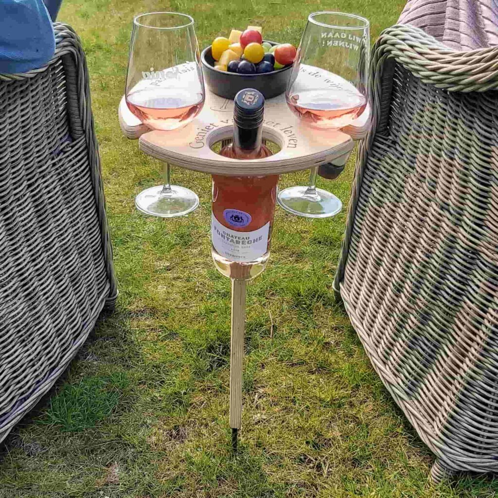 Kanna viinille ja aperitiiville täydellinen kannettava pöytä 