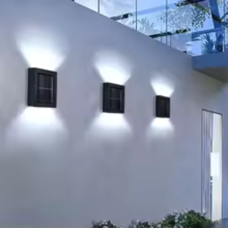 Iluminați-vă exteriorul fără efort cu această lampă solară LED de perete 